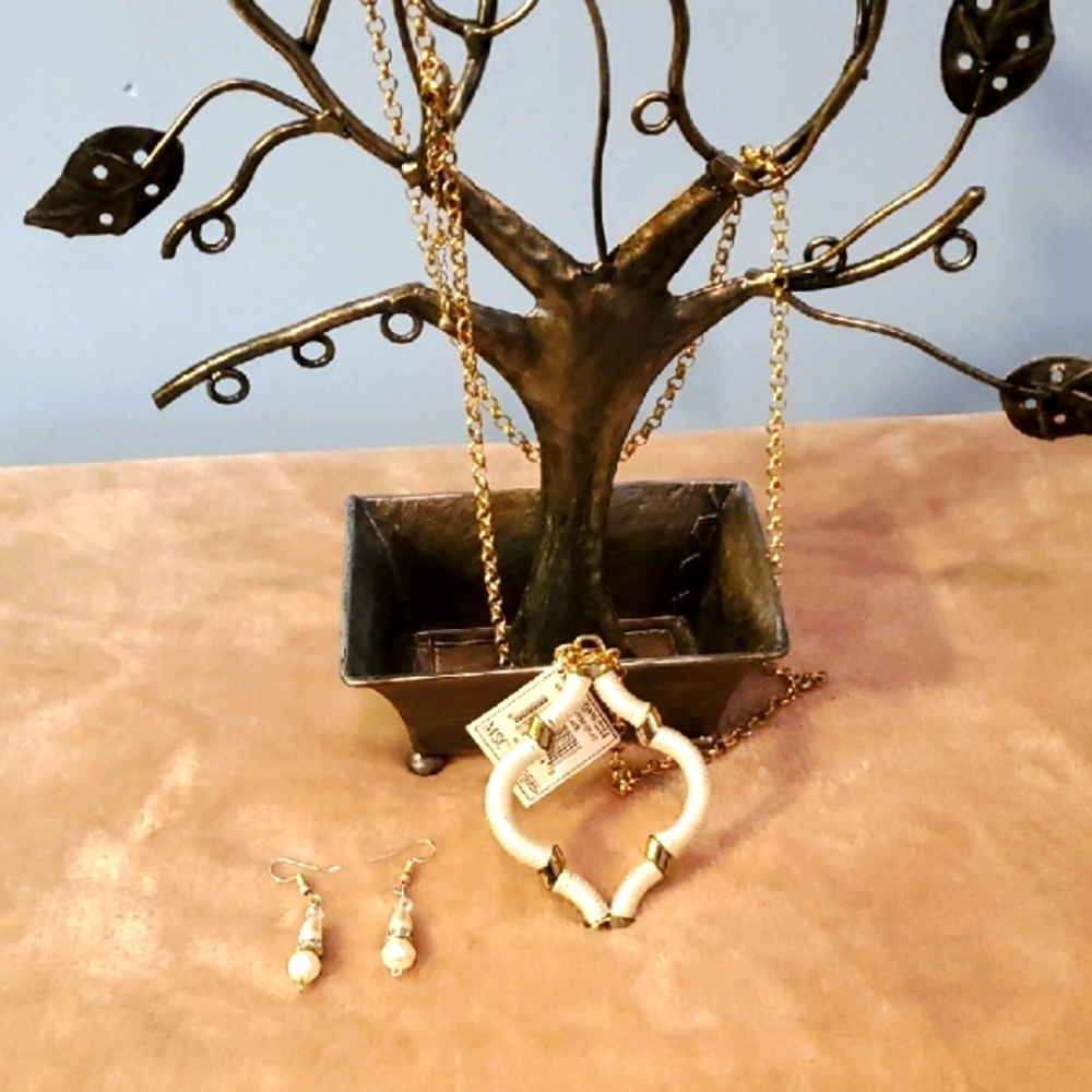 Elegant Gold and White Jewelry Set